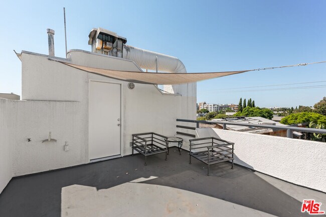 Building Photo - 1131 N Formosa Ave