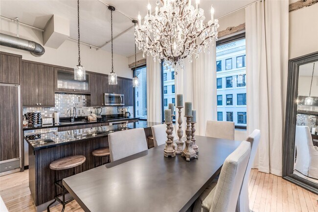 Building Photo - 705 Main St