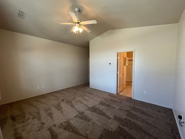 Building Photo - Spacious 3 Bedroom 2 Bathroom Home In The NE!