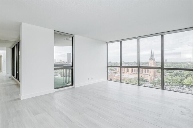 Building Photo - 5001 Woodway Dr