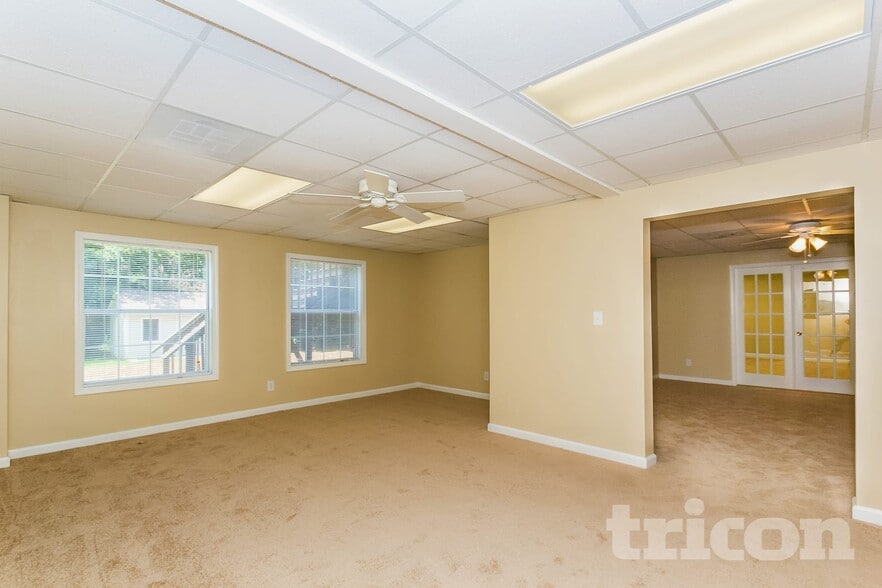 Building Photo - 305 Emerald Trce