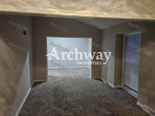 Building Photo - 1600 W Elm Terrace