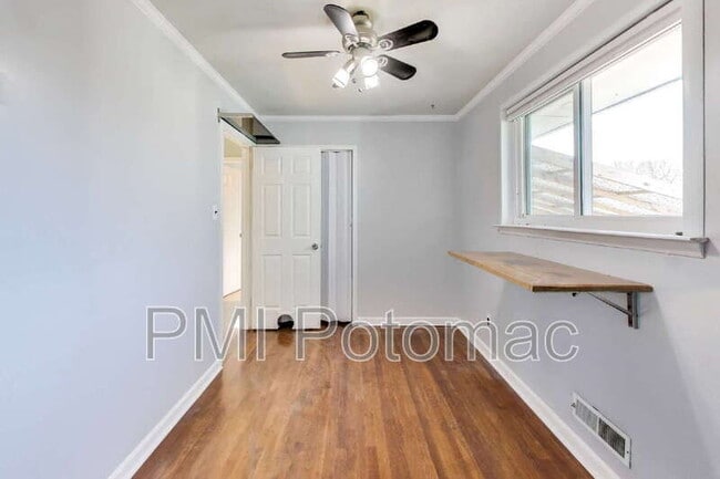 Building Photo - 1915 Henry Rd