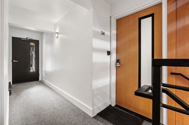 Building Photo - 1039 E Cooper Ave