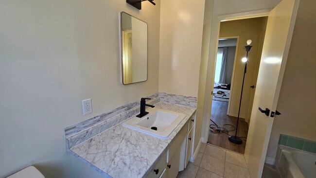 Building Photo - 526 S St Andrews Pl
