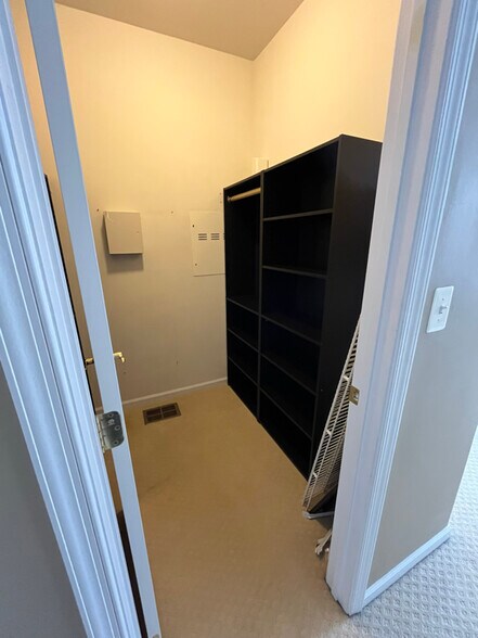 Building Photo - 43935 Hickory Corner Terrace