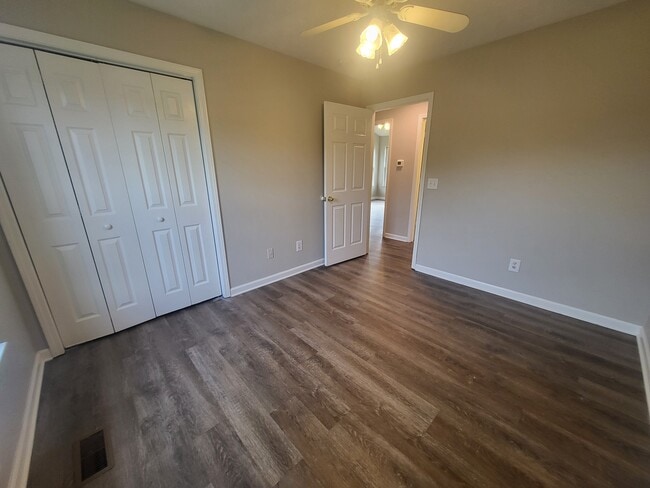 Building Photo - 110 Kenwood Dr