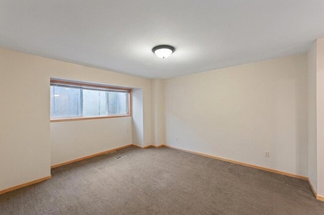 Building Photo - 304 Pondridge Cir