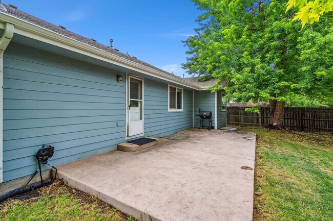 Building Photo - Stylish living in this modern 3 bed 2 bath...