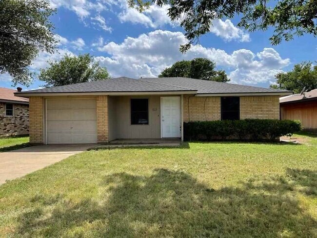 Primary Photo - 513 N Bois D Arc St