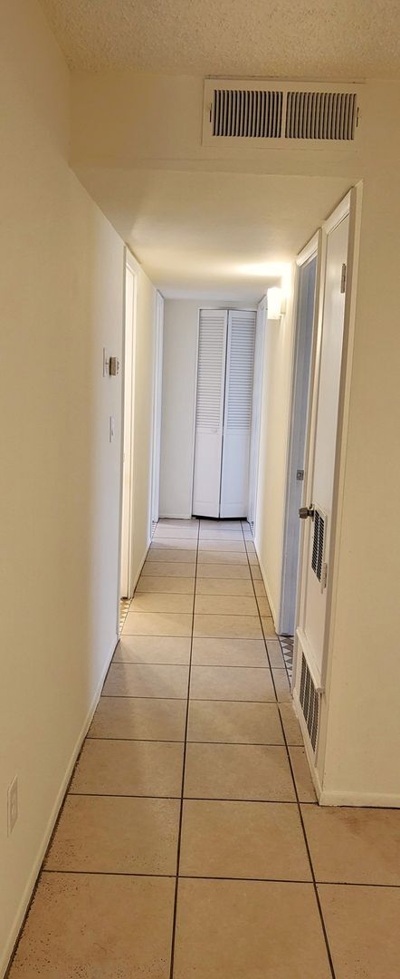 Building Photo - CHARMING GEM ON THE WEST SIDE!!!