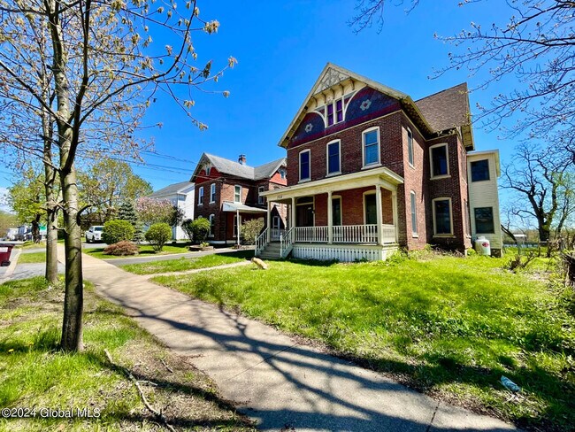 Primary Photo - 758 Hudson Ave