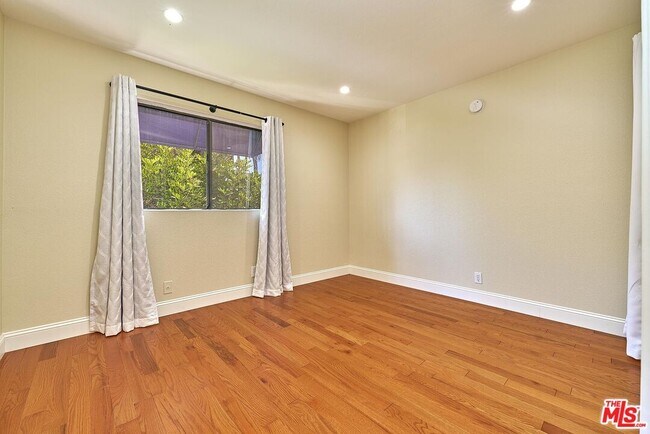 Building Photo - 326 S Manhattan Pl