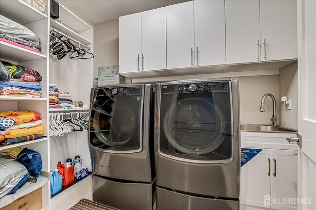 Building Photo - 3979 Park Ave