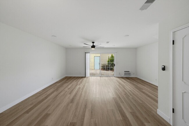 Building Photo - Charming 2-Bedroom Townhouse for Rent in Huntington Beach!