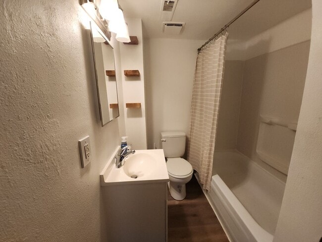 Building Photo - NEWLY updated 2 bedroom duplex