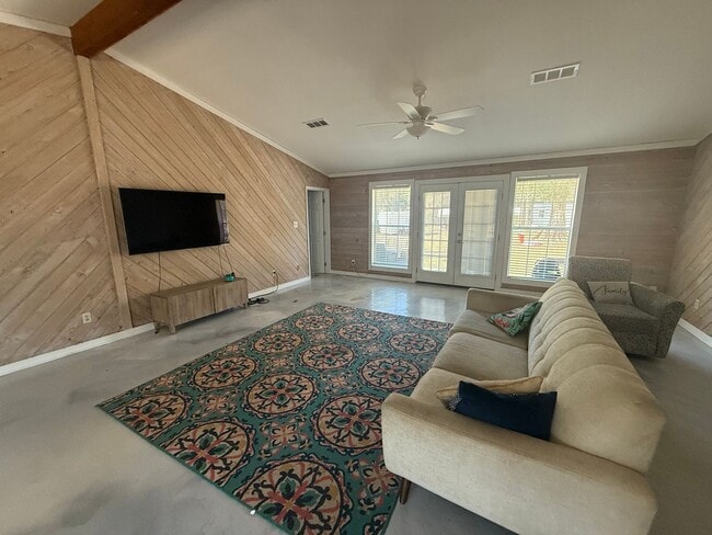 Building Photo - HUGE UPGRADED 3/2 ON 5 ACRE LOT!