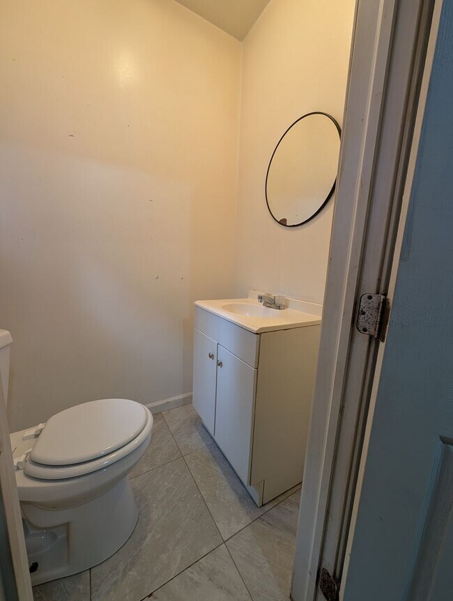 Building Photo - Well-maintained home.