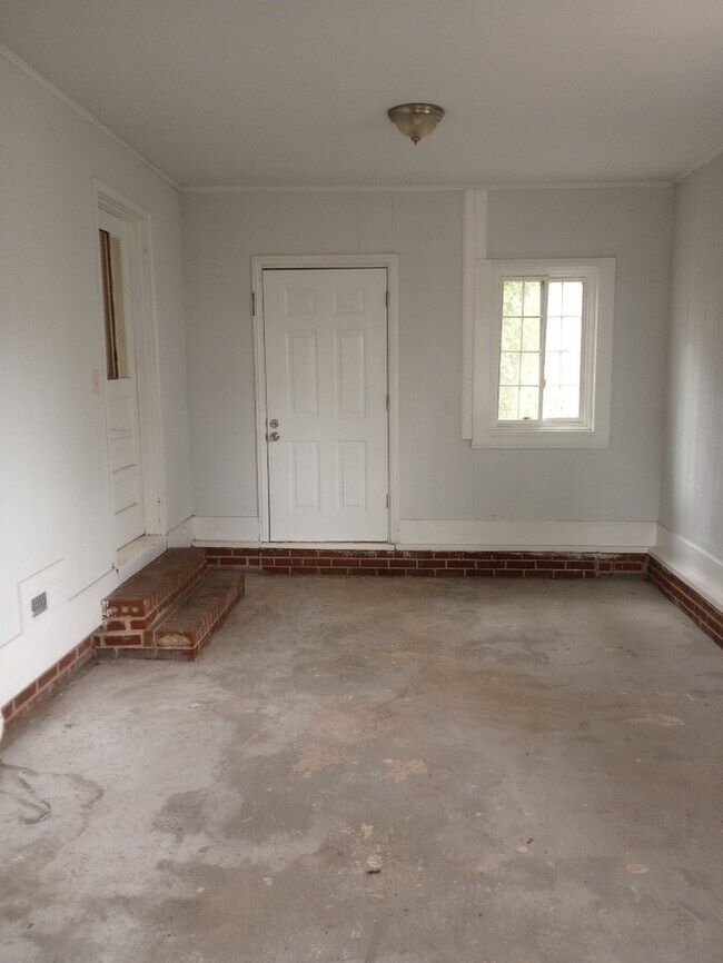 Building Photo - 3 Bedroom 1 Bathroom