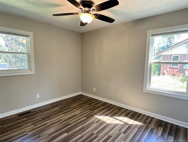 Building Photo - 3921 Village Dr