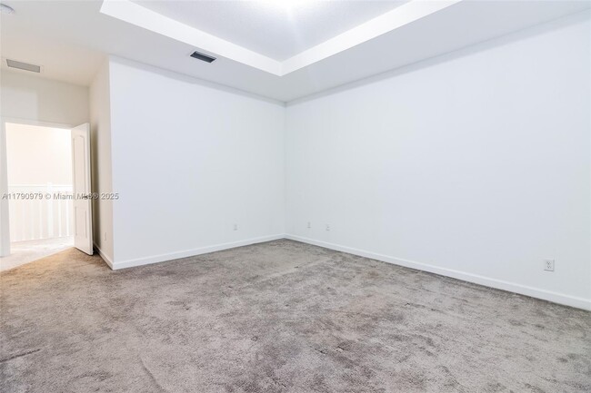 Building Photo - 9596 Town Parc Cir S