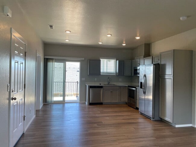 Building Photo - Newer-Very Nice 2 Bedroom 1 Bath Upstairs Noise Free Apartment****HALF OFF FIRST FULL MONTHS RENT...