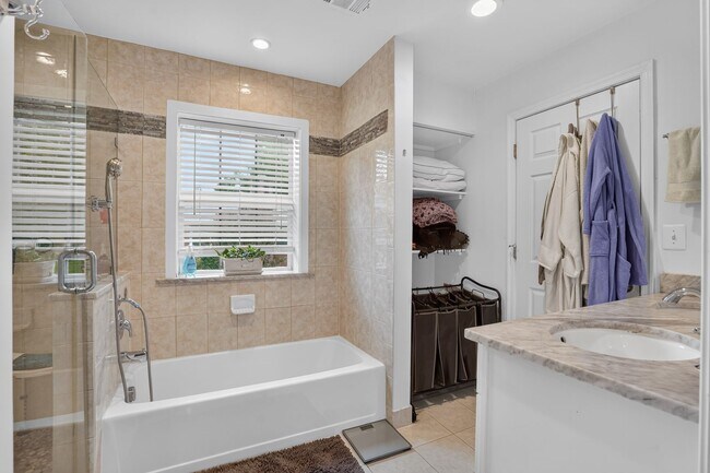 Building Photo - 4725 Springbrook Dr