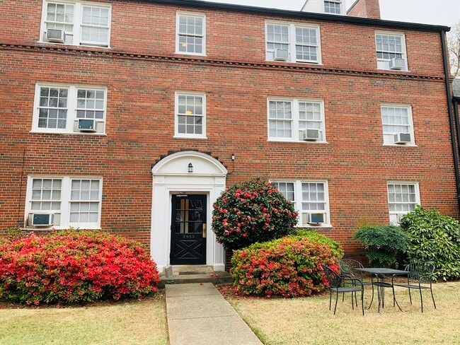 Building entrance - 2853 Thornhill Rd