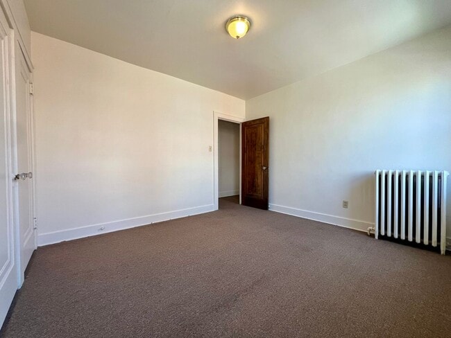 Building Photo - Bright & Spacious 1BD in Oakland! Beautiful Hardwood Floors, Equipped Kitchen & More! Call Today!