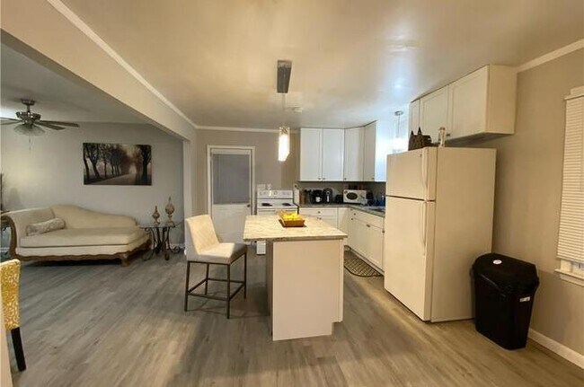 Building Photo - Spacious 3 Bedroom Ranch Home, Completely ...
