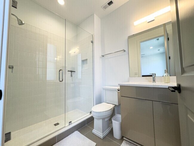 Building Photo - Gorgeous Townhome For Rent in the heart of...
