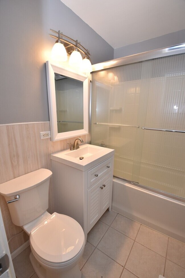 Building Photo - 3 bedroom 1 bath home in Edison Park