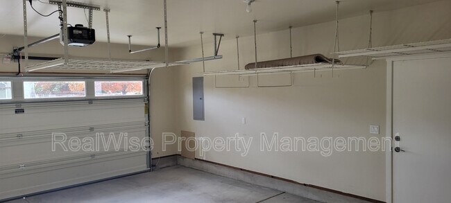 Building Photo - 108 SW Little Meadow Ln