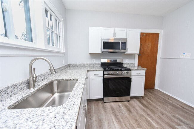 Building Photo - 200 Elmdorf Ave