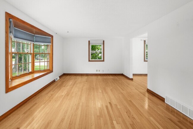 Building Photo - 3129 Windsor Dr