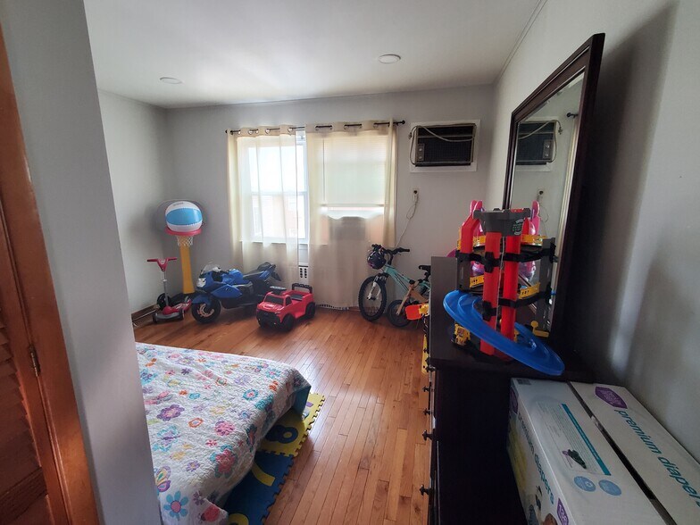 Building Photo - 308 3rd St