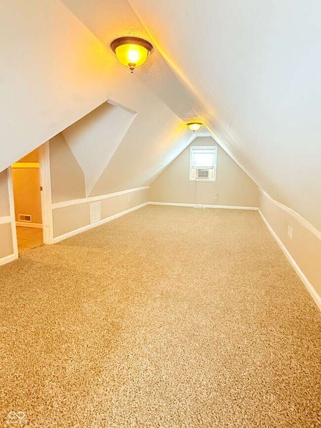 Building Photo - 337 S Green St