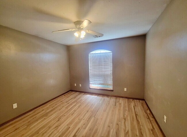 Building Photo - Beautiful 3 bed, 2 bath Home in East Moore with Bonus Room!