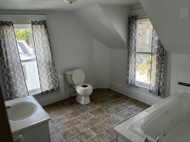 Building Photo - 900 Stilwell Ave