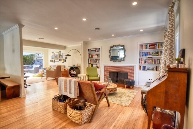 Building Photo - Beautiful 3 BD, 2 BA Home in Bird Rock fea...