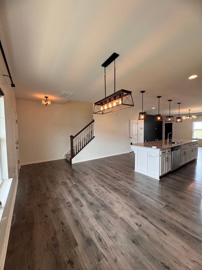 Building Photo - 4BR 2.5Bath Beauty in High Point