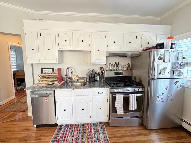 Building Photo - 521 Main St