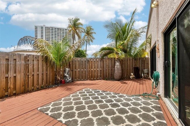 Building Photo - 2731 Parkview Dr S