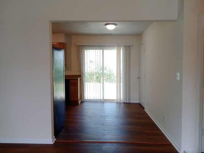 Building Photo - Darling 3 Bedroom Ranch with Fully Fenced ...