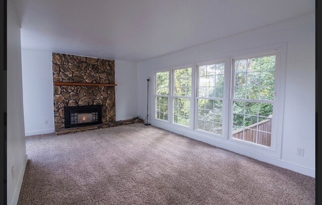 Building Photo - 3 bedroom 1 bathroom house close to Hendricks Park!