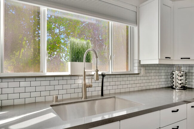 Building Photo - 5565 Ostin Ave