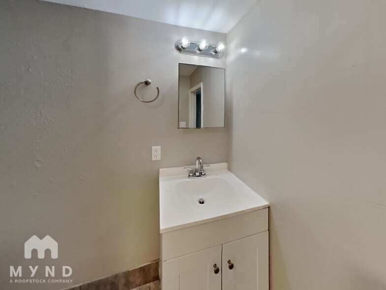 Building Photo - 1701 Cardinal Dr