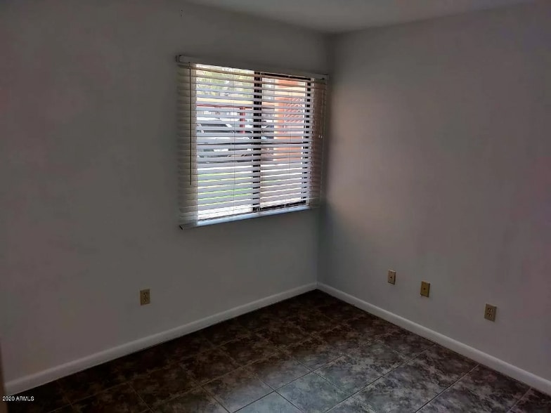 Building Photo - 1005 E 8th St