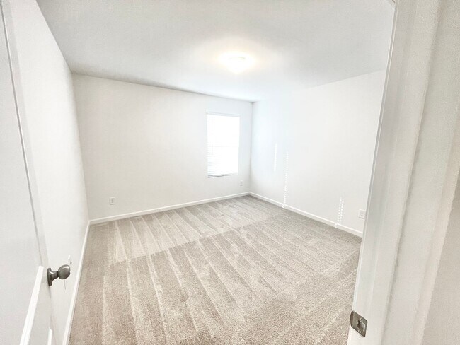 Building Photo - Paired Home 3br 2.5ba minutes from I-77 and I-40 Tour today!