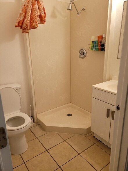 Building Photo - 2214 Aloha Dr